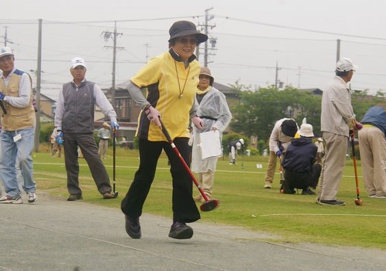 平出一男：微笑み小走り